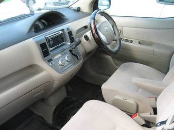 2004 Toyota Raum Pictures