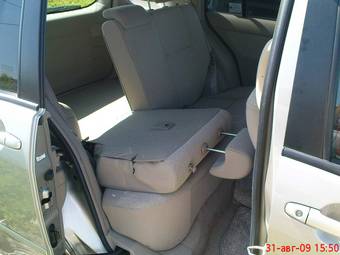 2004 Toyota Raum Images
