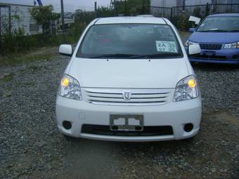 2004 Toyota Raum Pictures