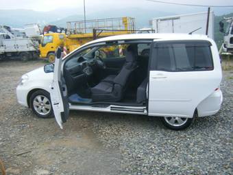 2004 Toyota Raum Pictures