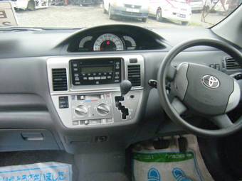 2004 Toyota Raum Photos