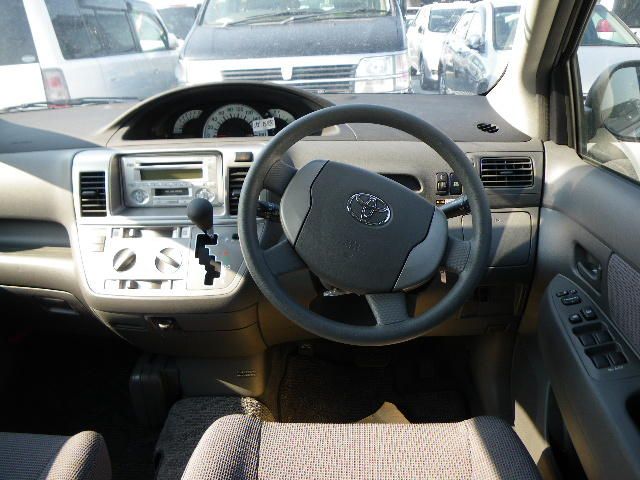 2005 Toyota Raum