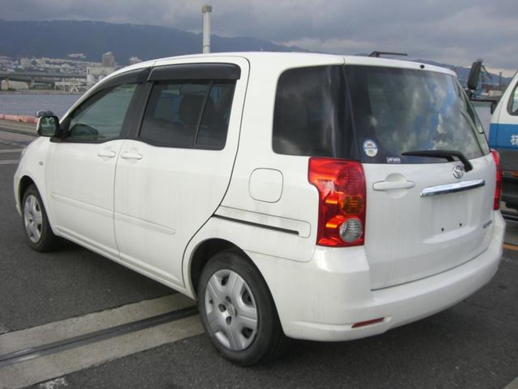 2005 Toyota Raum