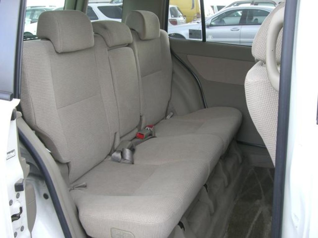 2005 Toyota Raum