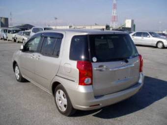 2005 Toyota Raum Photos