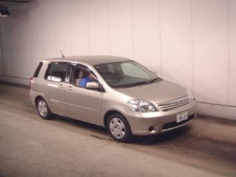 2005 Toyota Raum Photos