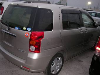 2005 Toyota Raum Photos