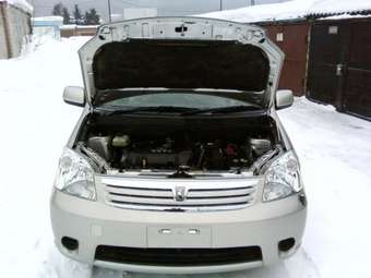 2005 Toyota Raum Pictures