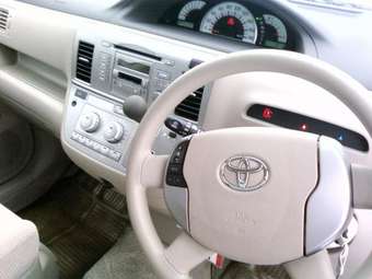 2005 Toyota Raum Pictures