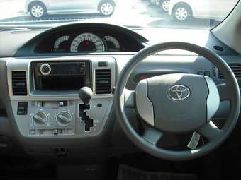 2005 Toyota Raum Photos