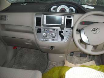 2005 Toyota Raum Images