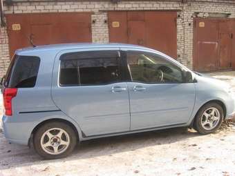 Тойота раум 2005