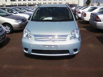 2005 Toyota Raum Photos