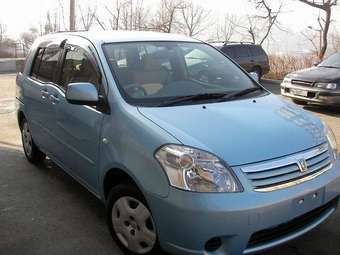 2005 Toyota Raum Photos