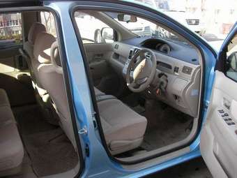 2005 Toyota Raum Pictures