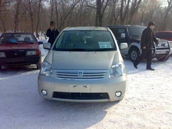 2005 Toyota Raum Pictures