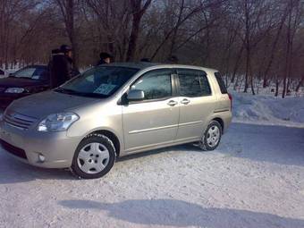 2005 Toyota Raum Photos