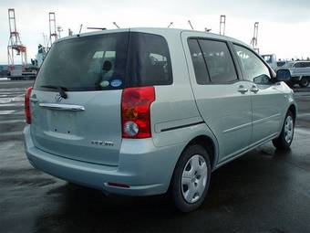 2005 Toyota Raum Photos