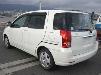 2005 Toyota Raum Pictures