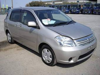 2005 Toyota Raum Images