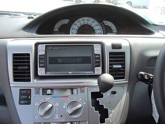 2005 Toyota Raum Pictures