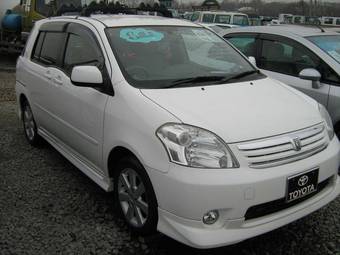 2005 Toyota Raum Photos