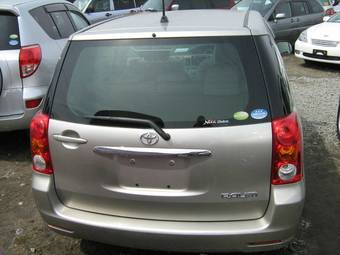 2005 Toyota Raum Pictures