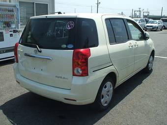 2005 Toyota Raum Photos