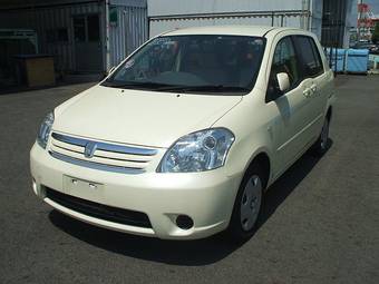 2005 Toyota Raum Photos