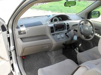 2005 Toyota Raum Photos