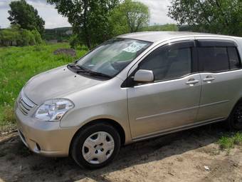 Тойота раум 2005
