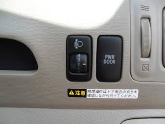 2005 Toyota Raum Photos