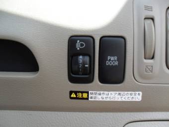 2005 Toyota Raum Photos