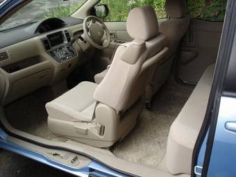 2005 Toyota Raum Pictures