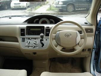 2005 Toyota Raum Photos