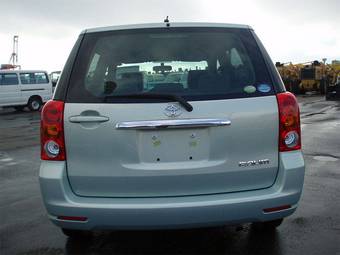2005 Toyota Raum Photos