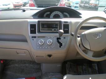 2005 Toyota Raum Photos