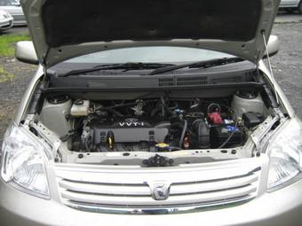 2005 Toyota Raum Photos