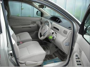 2005 Toyota Raum Photos