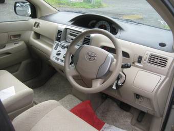 2005 Toyota Raum Pictures