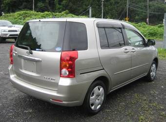 2005 Toyota Raum Photos