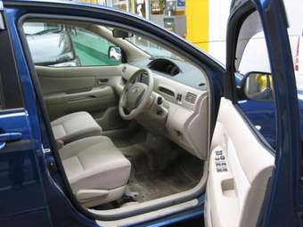 2006 Toyota Raum Photos