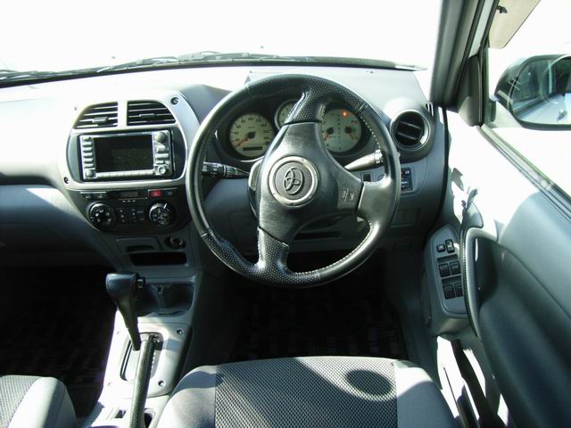 2000 Toyota RAV4 Pics