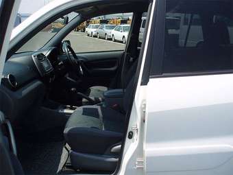 2003 Toyota RAV4 Photos