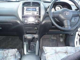 2003 Toyota RAV4 Photos