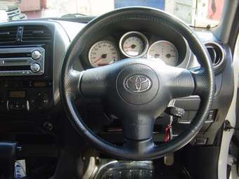 2004 Toyota RAV4 Pics