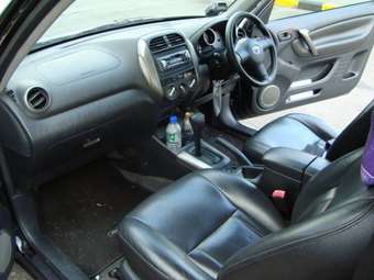 2004 Toyota RAV4 Images