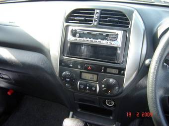 2004 Toyota RAV4 Pics