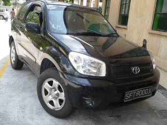 2004 Toyota RAV4 Photos