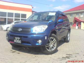 2004 Toyota RAV4 Images